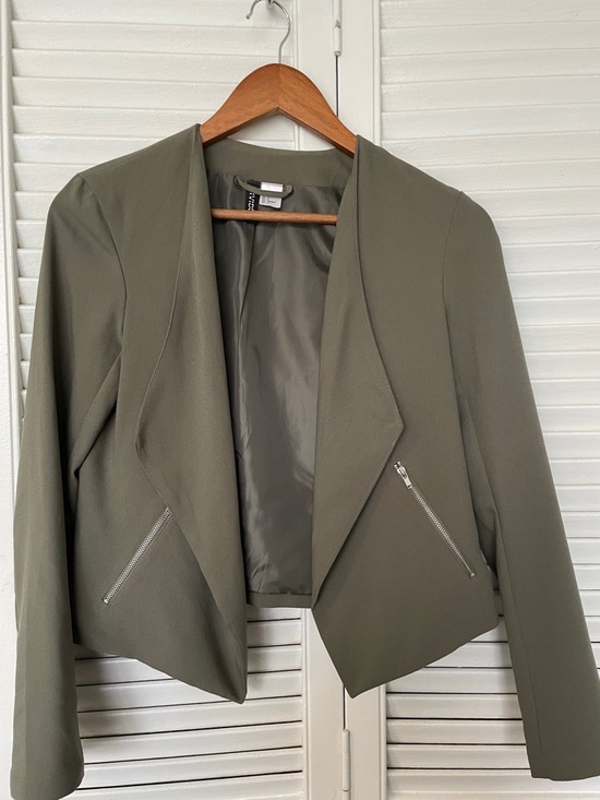 H&M Jackets & Blazers - H&M Cropped Olive Green Blazer with zipper detail